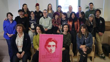 Representantes de la organización, artistas e historiadores,  en la presentación de la red Microguneak y del programa Klandestinak