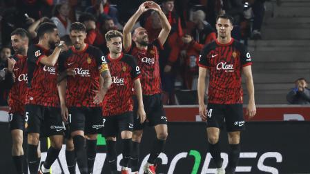 Muriqi dedica uno de sus goles tras recibir la felicitación de sus compañeros /