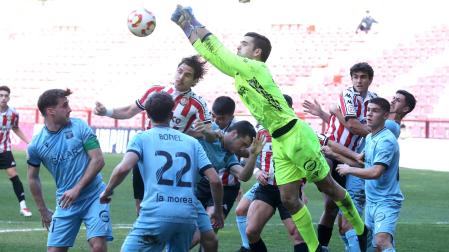 Ander Ibáñez, guardameta del Subiza, despeja un balón de puños