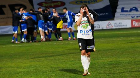 Rubio, autor del 1-2 para el Tudelano, se lamenta mientras los jugadores del Gernika festejan la victoria.