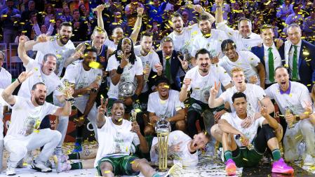 Los jugadores de Unicaja posan con el trofeo de campeones de la Copa del Rey tras derrotar al Real Madrid en la final /