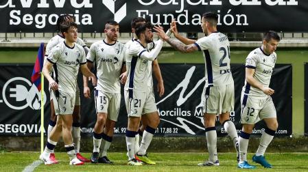 Sierra felicita a Jon García, que marcó dos goles, junto a Sixtus, Lumbreras, Unai Santos, Osambela y Martín Pedroarena /