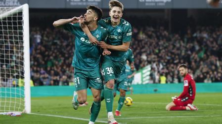 MArc Roca (izda.) celebra uno de los dos goles que anotó felicitado por el canterano Jesús Rodríguez con el navarro Remiro desolado al fondo