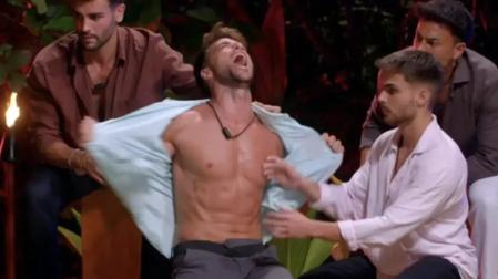 El momento en que Montoya se rompe la camisa al ver la relación sexual de su novia con el tentador