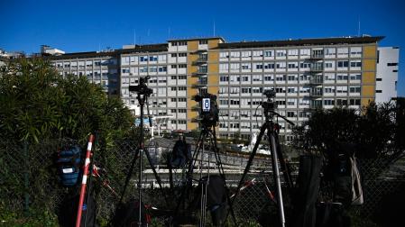Cámaras de periodistas en el exterior del hospital donde permanece ingresado el Papa