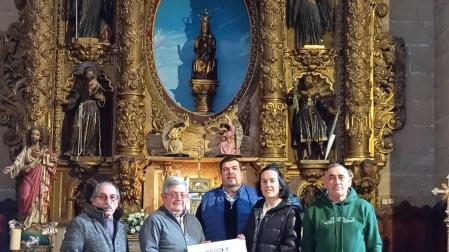 De izquierda a derecha: José Murillo (Coral), Santiago Jiménez (párroco de Cintruénigo), Ramón Casado (Coral), Isabel Montes (Coral) y Toño Ipas (Coral)