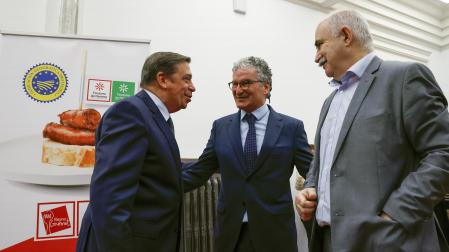 El consejero Aierdi saluda al ministro Planas junto al presidente de la IGP Txistorra de Navarra, Alberto Jiménez
