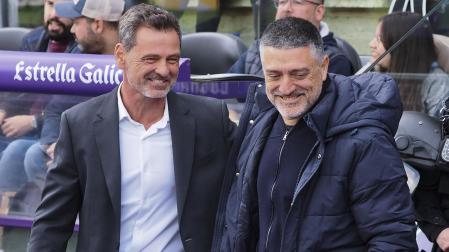 Diego Cocca (izda.) saluda a García Pimienta antes del Valladolid-Sevilla /