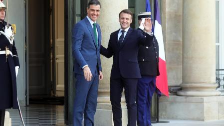Emmanuel Macron recibe a Pedro Sánchez a las puertas del Palacio del Elíseo en el inicio de la minigira por la situación en Ucrania /