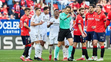 Los jugadores del Real Madrid y de Osasuna junto al colegiado tras la expulsión de Bellingham /