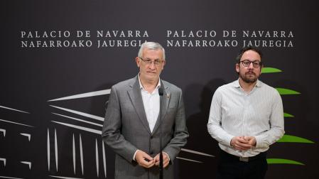 El vicepresidente Félix Taberna y el director general de Presidencia, Gobierno Abierto y Relaciones con el Parlamento de Navarra, Joseba Asiain