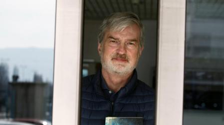 El psicólogo Alfonso Echávarri posa con su poemario en Diario de Navarra.