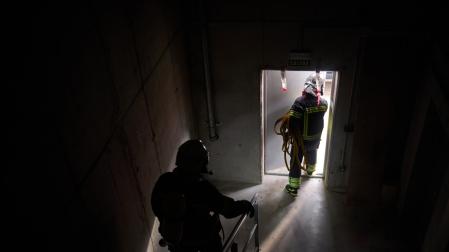 Los bomberos intervienen en un incendio en el segundo piso de un edificio de la calle Juan Antonio Fernández