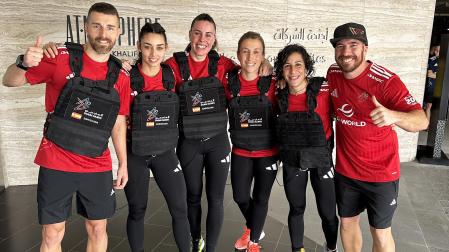 Imagen de Miriam Araujo con sus compañeros del equipo Barcelona en el interior del Burj Khalifa /