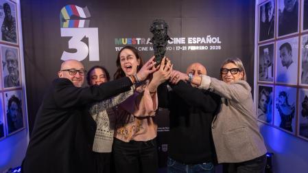De izquierda a derecha: Julio Mazarico (presidente del Cine Club Muskaria de Tudela), Valentina Viso, Laura Weissmarh, Luis Alegre (director de la Muestra de Cine Español de Tudela), e Icíar Les (concejala de Cultura del Ayuntamiento de Tudela)