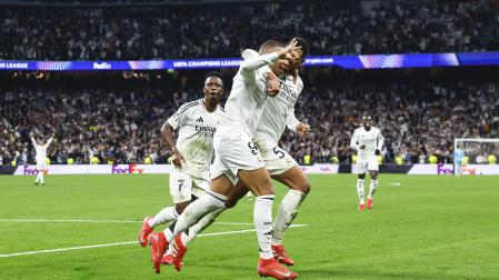 Vinicius y Bellingham acuden a felicitar a Mbappe tras anotar uno de sus goles contra el City /