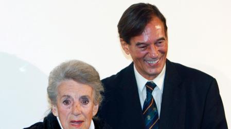 La actriz María Isbert, hija del actor Pepe Isbert, acompañada de su hijo, Tony, en el año 2008