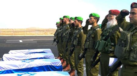 Soldados israelíes, junto a los féretros de los cuatro rehenes fallecidos en Gaza