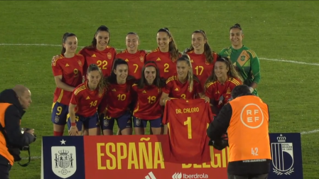Maite Valero, de pie la segunda por la izquierda, formó titular con la sub23