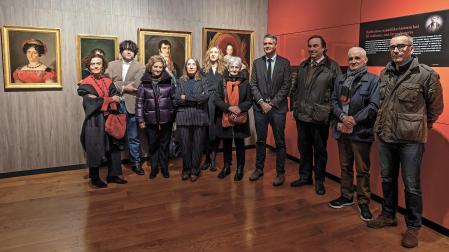Responsables del Museo del Carlismo, de la dirección general de Cultura y algunos de los donantes de las piezas recibidas