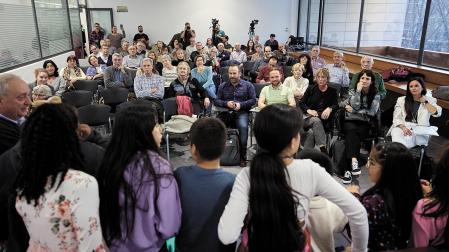 Intervención de los niños y niñas del Foro infantil ante el público congregado en el Foro de Barrio