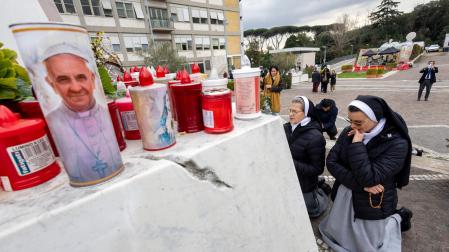 Unas monjas, rezando por el papa Francisco junto al hospital en el que está ingresado
