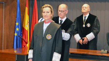 El fiscal superior de la Comunidad Foral de Navarra, Jaime Goyena Huerta, impone a la fiscal Silvia Ordoqui Urdaci la Cruz Distinguida de 1ª Clase de la Orden de San Raimundo de Peñafort
