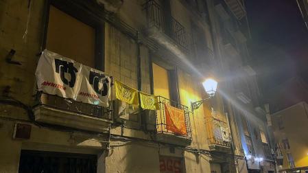 Balcones de un edificio municipal, con carteles alusivos a los presos de ETA
