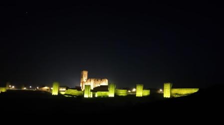 El Cerco de Artajona se iluminó este jueves de verde con motivo del día mundial de los Pacientes con Cáncer Biliar