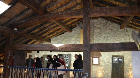 Imagen de la visita parlamentaria de días pasados a la Casa Itsasonea, de Imotz.