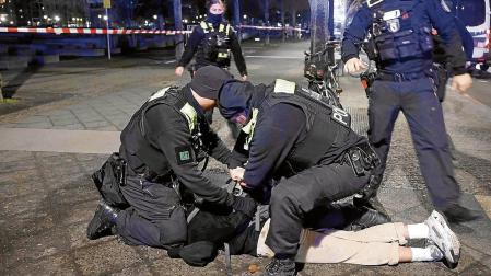 Momento en el que la policía alemana detiene a un sospechoso de apuñalar a un turista español en Berlín