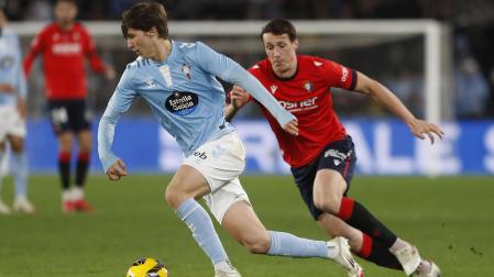Fer López y Jorge Herrando, en el partido disputado este viernes entre Celta y Osasuna