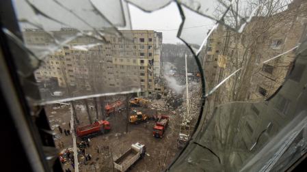 Cristales rotos en un edificio residencia en Dnipro