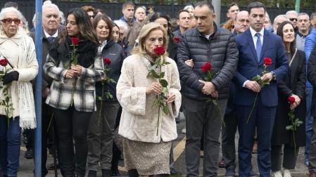 La viuda de Fernando Buesa, Natividad Rodríguez (c), participa en la ofrenda floral y acto en homenaje a su marido, político socialista vasco, y su escolta, el ertzaina Jorge Díez, en el día en el que se cumplen 25 años de su asesinato por parte de ETA, este sábado en Vitoria