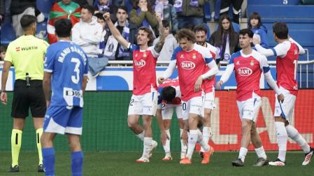 Los jugadores del Espanyol celebran el primer gol de su equipo durante el partido ante el Alavés, de LaLiga este sábado en el estadio de Mendizorroza, en Vitoria