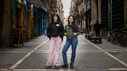 Marina Lameiro (izquierda) y Maddi Barber, en la calle Mayor de Pamplona