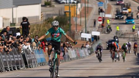 El ciclista Diego Uriarte, del equipo Kern Pharma, celebra la victoria en la cuarta etapa de la 71 edición de la Vuelta a Andalucía-Ruta del Sol