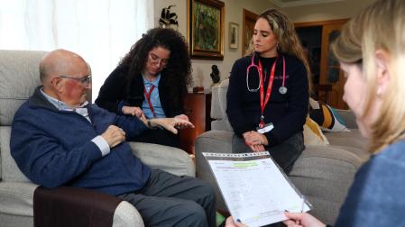 Victoriano Imbuluzqueta Alcasena rodeado por el equipo del ESAD compuesto por María Jiménez Recioso, Irene Estelrich Vaquer y María Pardo Fernández