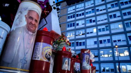 Velas en el exterior del hospital Gemelli