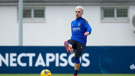 Bryan Zaragoza golpea el balón en un entrenamiento