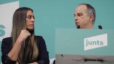 El secretario general de Junts, Jordi Turull, y la vicepresidenta, Mirian Nogueras, durante la rueda de prensa que ha ofrecido tras la reunión de la ejecutiva nacional del partido en la que ha anunciado que la dirección de JxCat ha decidido retirar la proposición no de ley que instaba al presidente del Gobierno, Pedro Sánchez, a someterse a una cuestión de confianza