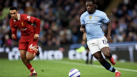 Doku conduce el balón tras superar al lateral del Liverpool, Alexander-Arnold /