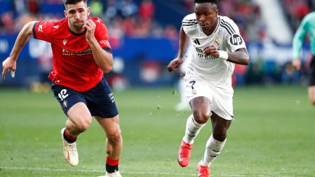 Jesús Areso pelea por hacerse con el balón con Vinicius Junior en el último partido en El Sadar.	europa press
