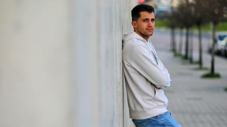 Iván Sanz Lerga, futbolista del Artajonés, en el barrio pamplonés de Lezkairu