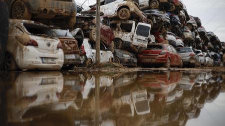 Decenas de coches arrasados por la Dana, el pasado noviembre en Paiporta