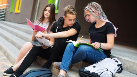 Adolescentes, en las escaleras del instituto