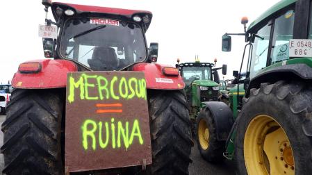 En la concentración de tractores del pasado 10 de febrero en Tafalla se vieron varios carteles en contra del acuerdo con Mercosur