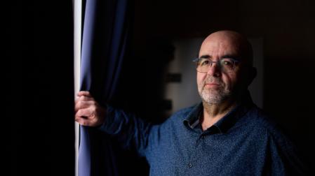 Juan José Bueno Arakama, enfermo de narcolepsia, en su casa de Burlada.