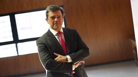 El juez Miguel Azagra posa en uno de los pasillos del Palacio de Justicia de Navarra en 2018