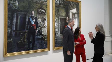 Los reyes Felipe y Letizia hablan con la fotógrafa estadounidense Annie Leibovitz, autora de sus retratos